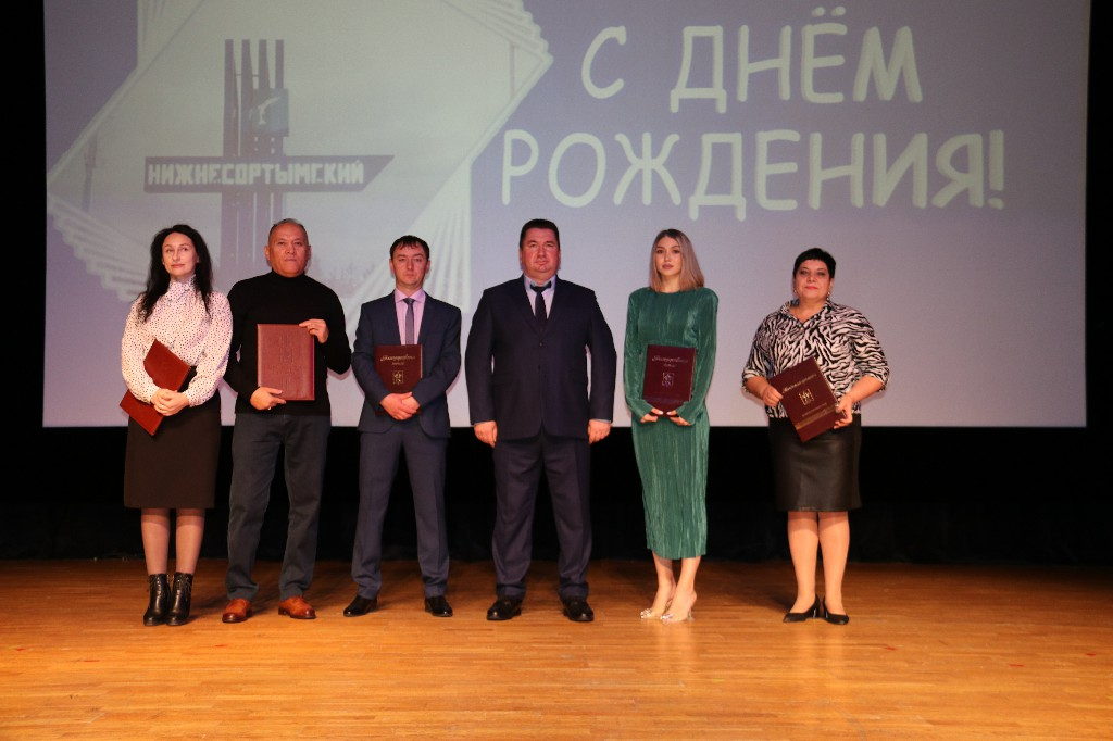 14 октября 2022 года в 12.00 часов состоялся торжественный праздничный театрализованный концерт «Вот одна из тех историй…», посвященный 31-летию поселка Нижнесортымский