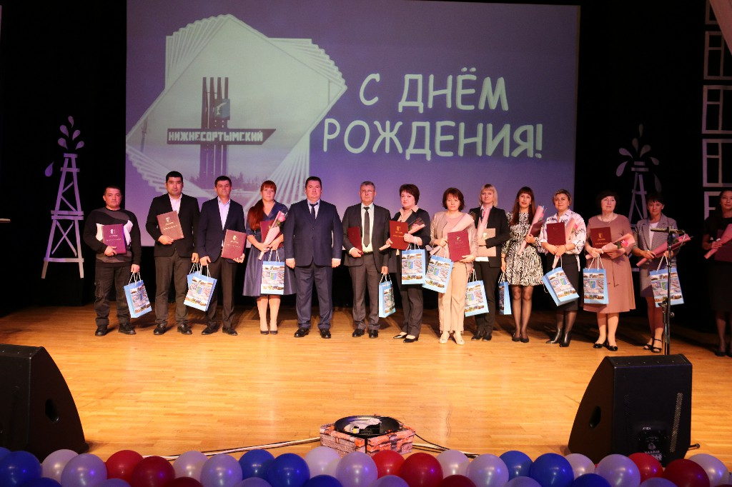 14 октября 2022 года в 12.00 часов состоялся торжественный праздничный театрализованный концерт «Вот одна из тех историй…», посвященный 31-летию поселка Нижнесортымский