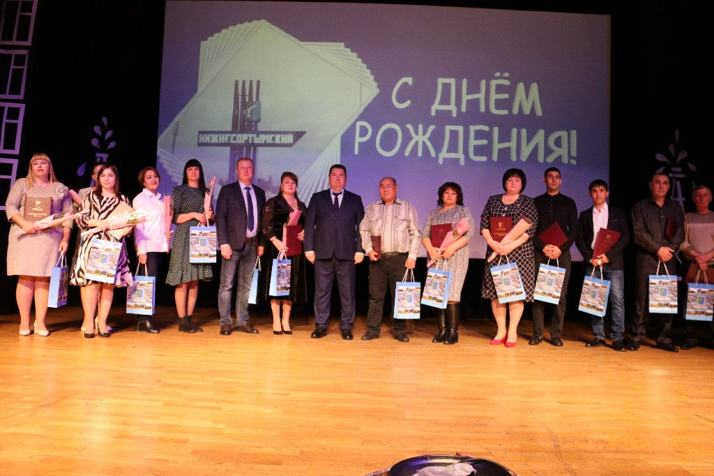 14 октября 2022 года в 12.00 часов состоялся торжественный праздничный театрализованный концерт «Вот одна из тех историй…», посвященный 31-летию поселка Нижнесортымский