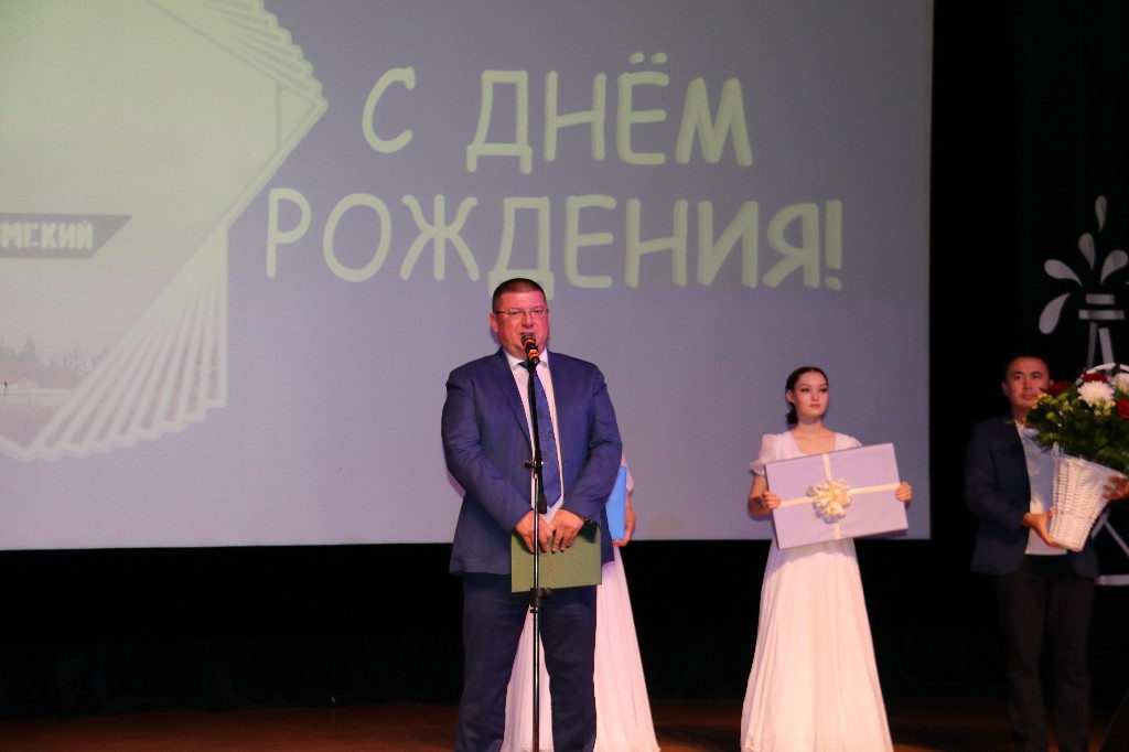 14 октября 2022 года в 12.00 часов состоялся торжественный праздничный театрализованный концерт «Вот одна из тех историй…», посвященный 31-летию поселка Нижнесортымский