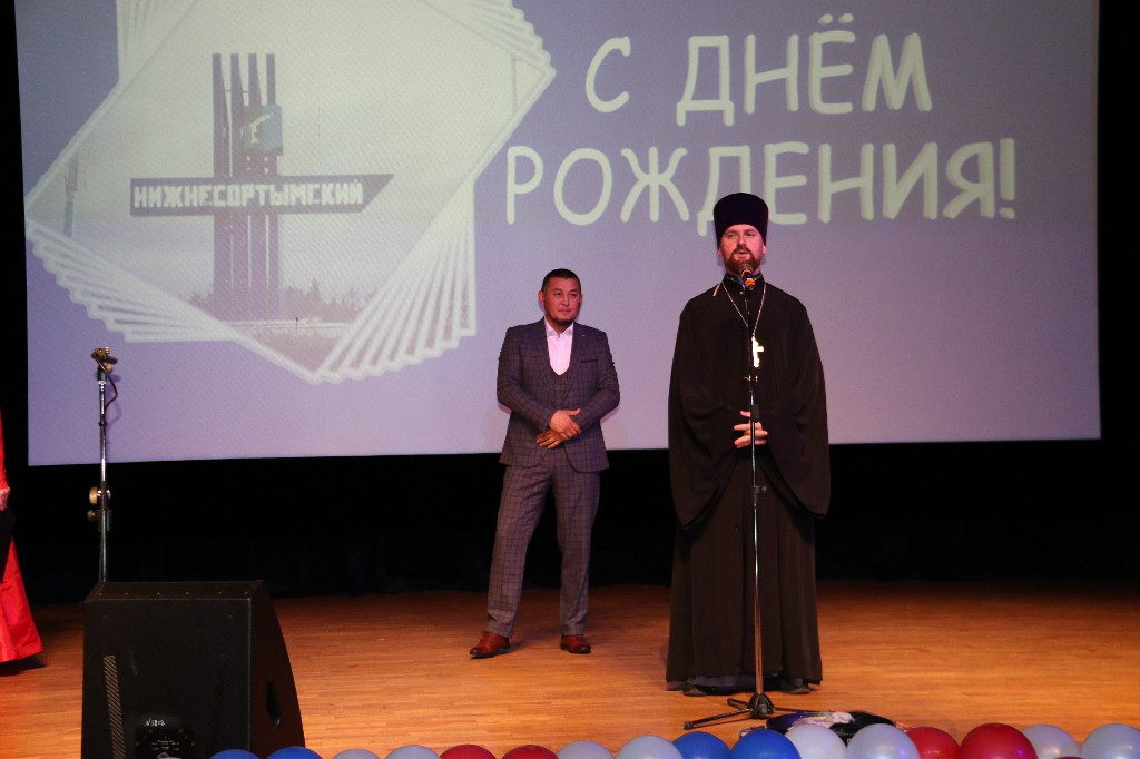 14 октября 2022 года в 12.00 часов состоялся торжественный праздничный театрализованный концерт «Вот одна из тех историй…», посвященный 31-летию поселка Нижнесортымский