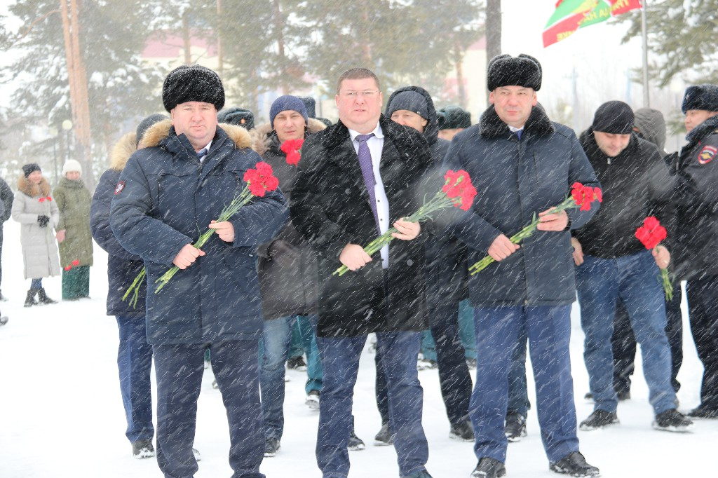 22 февраля 2023 в 15:00 у памятника «Героям, павшим в боях за Родину», состоялся митинг «СЛАВА ЗАЩИТНИКАМ ОТЕЧЕСТВА». #СлаваЗащитникамОтечества #Своихнебросаем #Мывместе