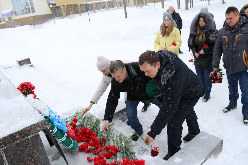 22 февраля 2023 в 15:00 у памятника «Героям, павшим в боях за Родину», состоялся митинг «СЛАВА ЗАЩИТНИКАМ ОТЕЧЕСТВА». #СлаваЗащитникамОтечества #Своихнебросаем #Мывместе