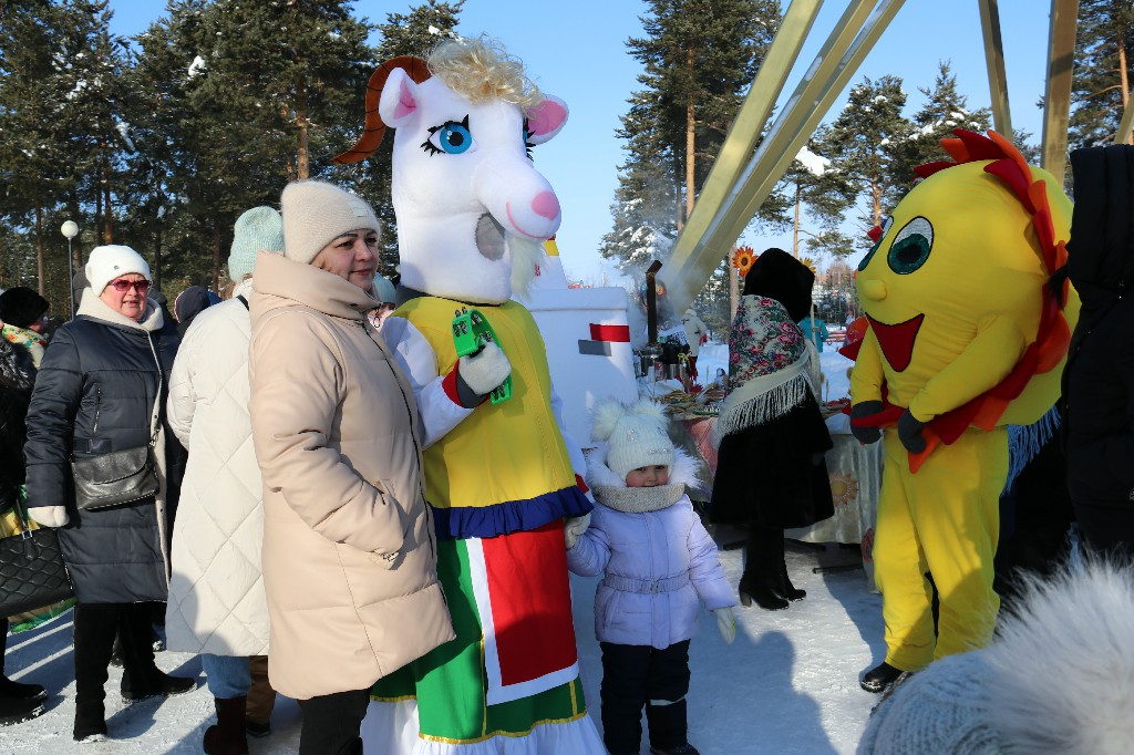 26 февраля 2023 года в 12:00 часов на центральной площади КДЦ «Кристалл», собралось много жителей, чтобы отпраздновать последний день Масленицы — Народное гуляние «Душа наша – Масленица»
