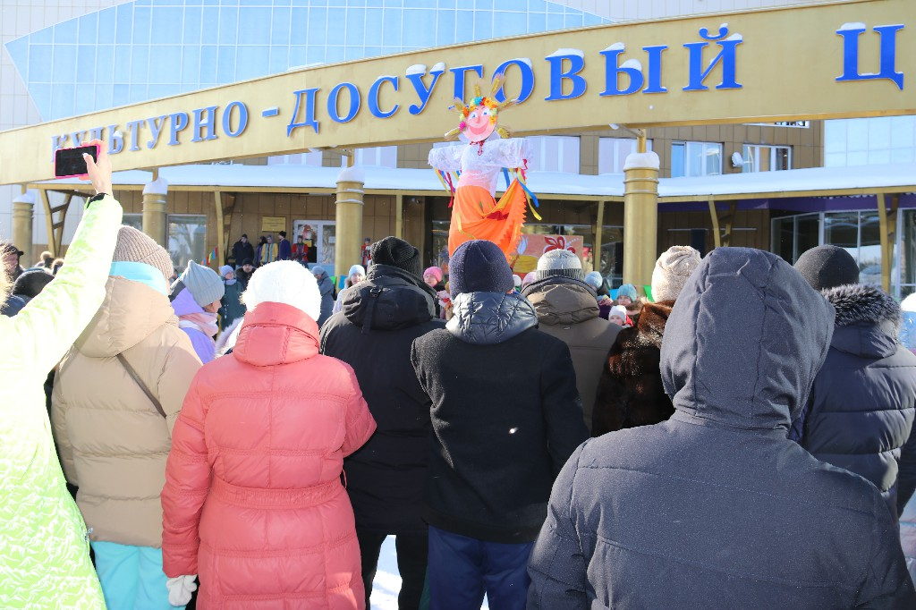 26 февраля 2023 года в 12:00 часов на центральной площади КДЦ «Кристалл», собралось много жителей, чтобы отпраздновать последний день Масленицы — Народное гуляние «Душа наша – Масленица»