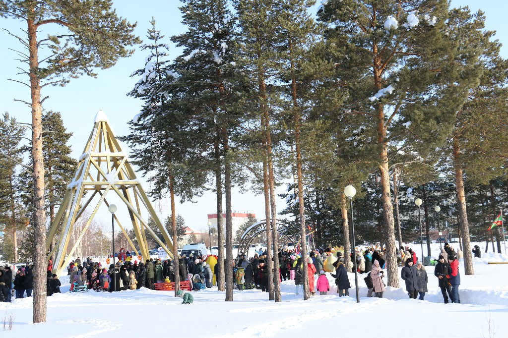 26 февраля 2023 года в 12:00 часов на центральной площади КДЦ «Кристалл», собралось много жителей, чтобы отпраздновать последний день Масленицы — Народное гуляние «Душа наша – Масленица»