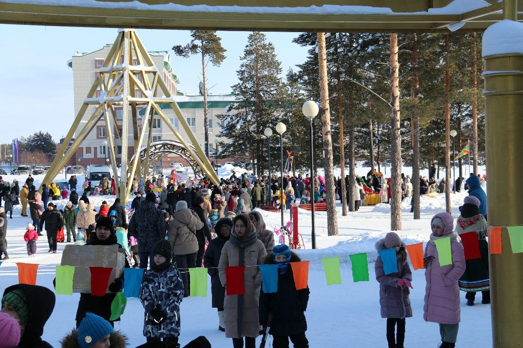 26 февраля 2023 года в 12:00 часов на центральной площади КДЦ «Кристалл», собралось много жителей, чтобы отпраздновать последний день Масленицы — Народное гуляние «Душа наша – Масленица»