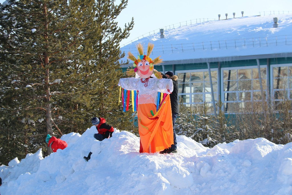 26 февраля 2023 года в 12:00 часов на центральной площади КДЦ «Кристалл», собралось много жителей, чтобы отпраздновать последний день Масленицы — Народное гуляние «Душа наша – Масленица»