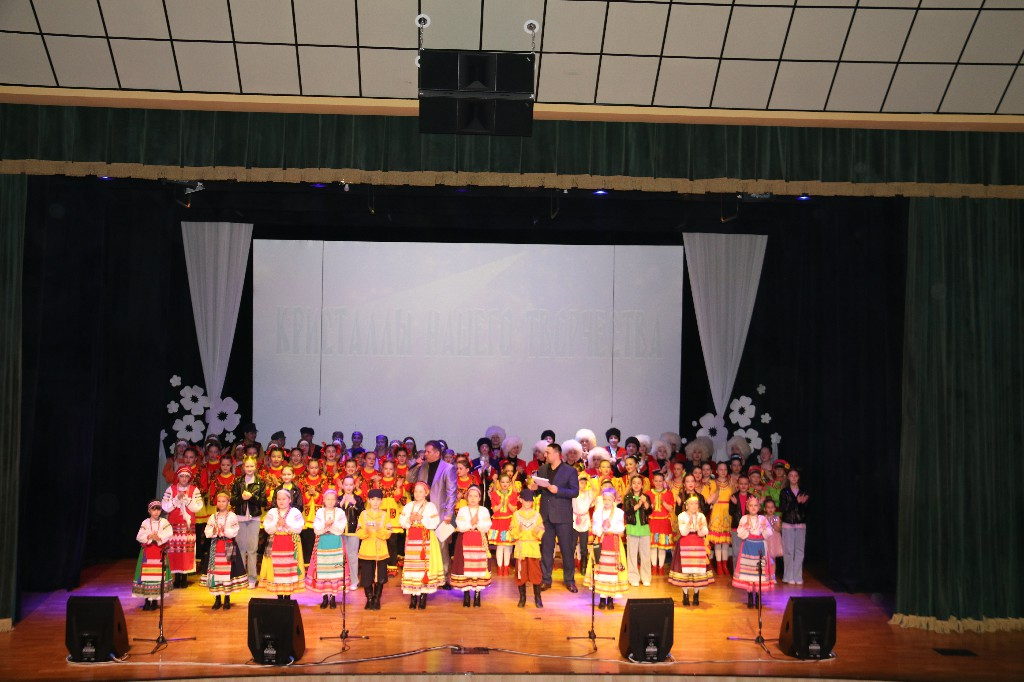 29 апреля 2023 года в 12:00 часов в КДЦ «Кристалл» состоялся Отчётный концерт коллективов самодеятельного искусства по итогам творческого сезона – «Кристаллы нашего творчества»