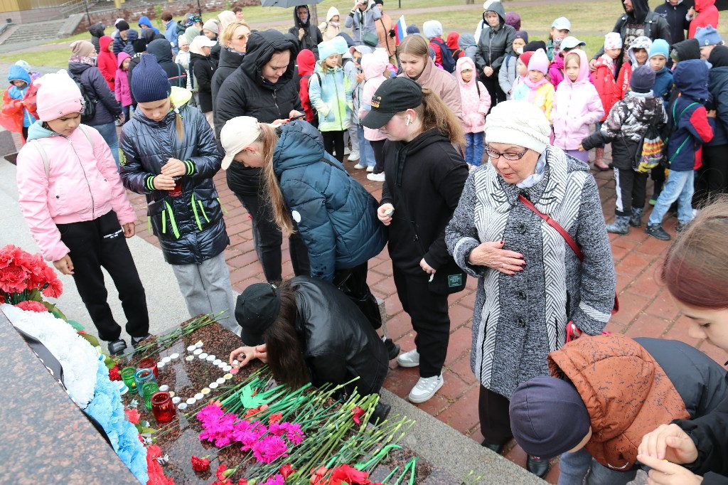22 июня – День памяти и скорби. Всероссийская патриотическая акция «Свеча памяти» состоялась у мемориала «Героев России» на площади КДЦ «Кристалл» #МыПомним