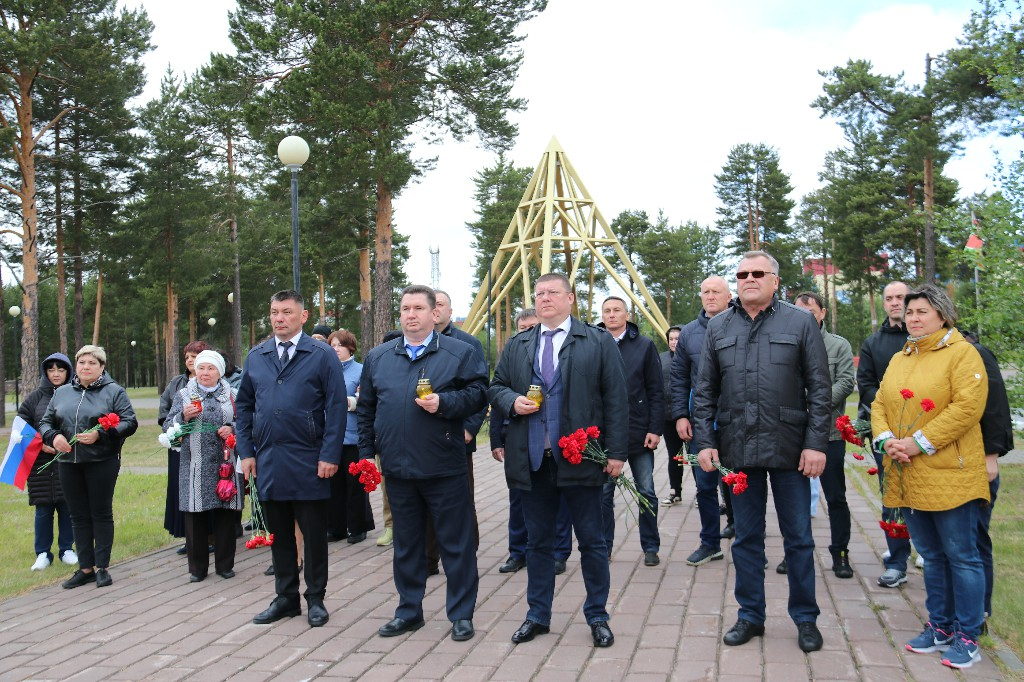 22 июня – День памяти и скорби. В 14:15 часов прошла Всероссийская акция «МИНУТА МОЛЧАНИЯ» у мемориала «Героев России» на площади КДЦ «Кристалл» #МыПомним