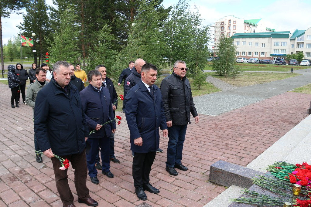 22 июня – День памяти и скорби. В 14:15 часов прошла Всероссийская акция «МИНУТА МОЛЧАНИЯ» у мемориала «Героев России» на площади КДЦ «Кристалл» #МыПомним