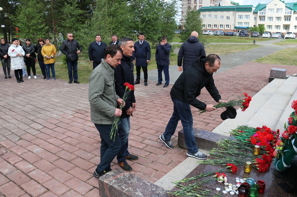 22 июня – День памяти и скорби. В 14:15 часов прошла Всероссийская акция «МИНУТА МОЛЧАНИЯ» у мемориала «Героев России» на площади КДЦ «Кристалл» #МыПомним