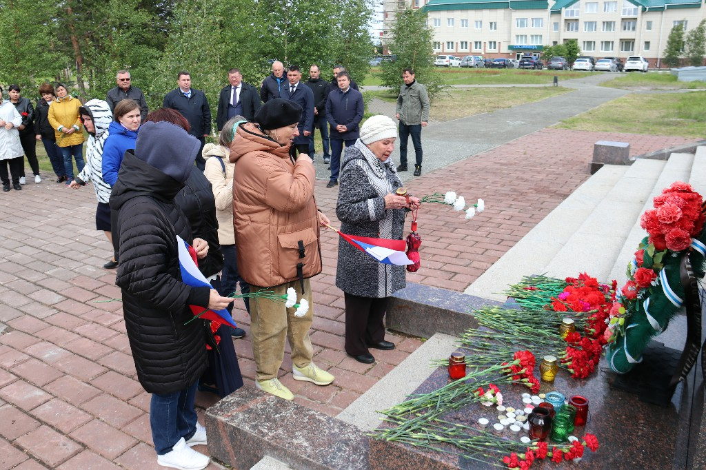 22 июня – День памяти и скорби. В 14:15 часов прошла Всероссийская акция «МИНУТА МОЛЧАНИЯ» у мемориала «Героев России» на площади КДЦ «Кристалл» #МыПомним