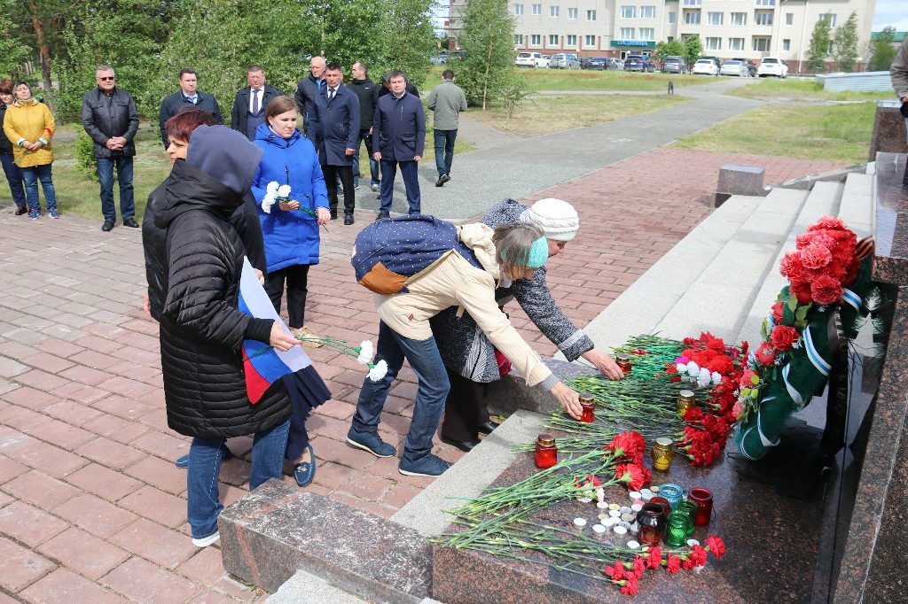 22 июня – День памяти и скорби. В 14:15 часов прошла Всероссийская акция «МИНУТА МОЛЧАНИЯ» у мемориала «Героев России» на площади КДЦ «Кристалл» #МыПомним