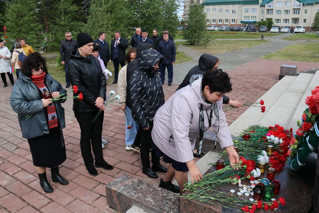 22 июня – День памяти и скорби. В 14:15 часов прошла Всероссийская акция «МИНУТА МОЛЧАНИЯ» у мемориала «Героев России» на площади КДЦ «Кристалл» #МыПомним