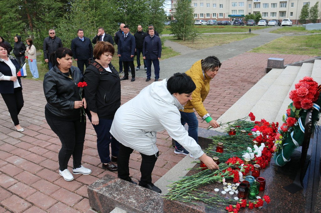 22 июня – День памяти и скорби. В 14:15 часов прошла Всероссийская акция «МИНУТА МОЛЧАНИЯ» у мемориала «Героев России» на площади КДЦ «Кристалл» #МыПомним