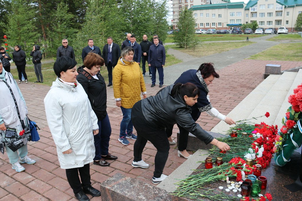 22 июня – День памяти и скорби. В 14:15 часов прошла Всероссийская акция «МИНУТА МОЛЧАНИЯ» у мемориала «Героев России» на площади КДЦ «Кристалл» #МыПомним