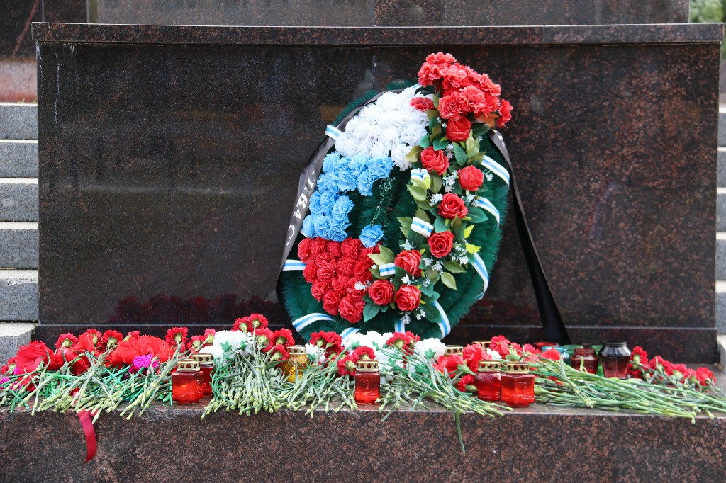 22 июня – День памяти и скорби. В 14:15 часов прошла Всероссийская акция «МИНУТА МОЛЧАНИЯ» у мемориала «Героев России» на площади КДЦ «Кристалл» #МыПомним