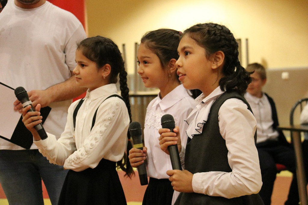 14 сентября 2023 г. в 14:00 часов в диско-зале МБУ КДЦ «Кристалл» прошло очень веселое и интересное мероприятие – интеллектуальное ШОУ для школьников «Пойми меня»